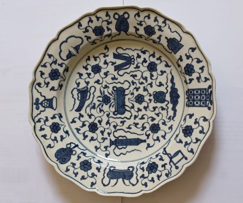 A FINE WORCESTER BLUE WHITE KANGXI THE HUNDRED ANTIQUES DESIGN PLATE DATING CIRCA 1775 - ADDITIONAL PHOTO 1