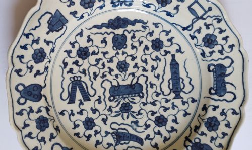 A FINE WORCESTER BLUE WHITE KANGXI THE HUNDRED ANTIQUES DESIGN PLATE DATING CIRCA 1775 - ADDITIONAL PHOTO 2