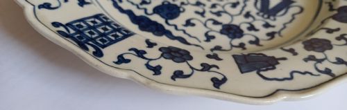 A FINE WORCESTER BLUE WHITE KANGXI THE HUNDRED ANTIQUES DESIGN PLATE DATING CIRCA 1775 - ADDITIONAL PHOTO 7