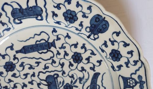 A FINE WORCESTER BLUE WHITE KANGXI THE HUNDRED ANTIQUES DESIGN PLATE DATING CIRCA 1775 - ADDITIONAL PHOTO 9