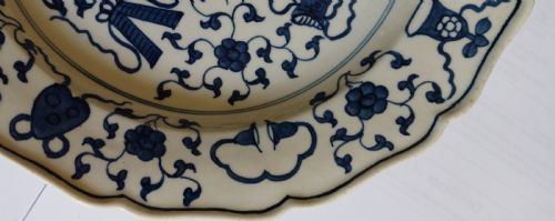 A FINE WORCESTER BLUE WHITE KANGXI THE HUNDRED ANTIQUES DESIGN PLATE DATING CIRCA 1775 - ADDITIONAL PHOTO 10