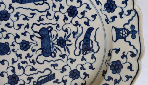 A FINE WORCESTER BLUE WHITE KANGXI THE HUNDRED ANTIQUES DESIGN PLATE DATING CIRCA 1775 - ADDITIONAL PHOTO 12