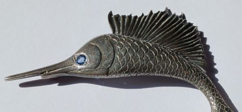 A FINE VINTAGE MARLIN OR SAILFISH SILVER LARGE BROOCH SET WITH A PALE BLUE EYE CIRCA 1940S - ADDITIONAL PHOTO 1
