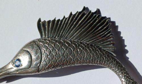 A FINE VINTAGE MARLIN OR SAILFISH SILVER LARGE BROOCH SET WITH A PALE BLUE EYE CIRCA 1940S - ADDITIONAL PHOTO 2