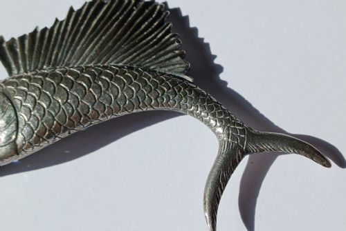 A FINE VINTAGE MARLIN OR SAILFISH SILVER LARGE BROOCH SET WITH A PALE BLUE EYE CIRCA 1940S - ADDITIONAL PHOTO 3