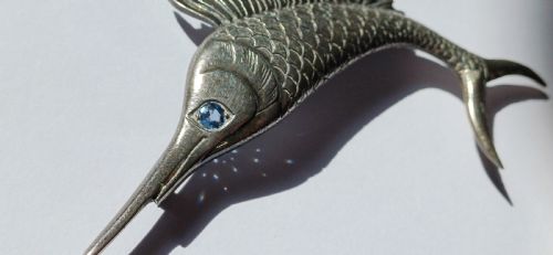 A FINE VINTAGE MARLIN OR SAILFISH SILVER LARGE BROOCH SET WITH A PALE BLUE EYE CIRCA 1940S - ADDITIONAL PHOTO 5