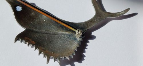 A FINE VINTAGE MARLIN OR SAILFISH SILVER LARGE BROOCH SET WITH A PALE BLUE EYE CIRCA 1940S - ADDITIONAL PHOTO 6
