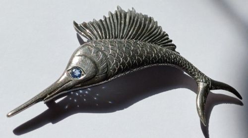 A FINE VINTAGE MARLIN OR SAILFISH SILVER LARGE BROOCH SET WITH A PALE BLUE EYE CIRCA 1940S - ADDITIONAL PHOTO 10