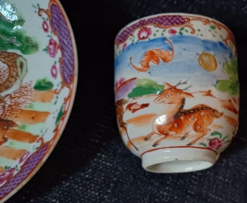 CHINESE 18TH CENTURY TEA BOWL SAUCER DECORATED WITH AN AUSPICIOUS FIVE BLESSINGS SCENE IN THE MANDARIN PALLET DATING CIRCA 1760 - ADDITIONAL PHOTO 2