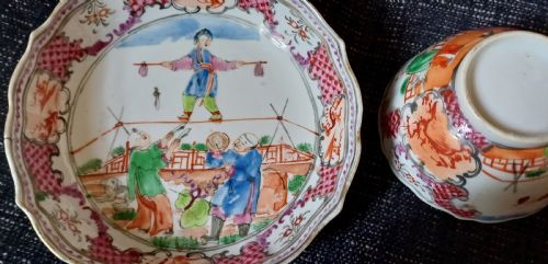 CHINESE 18TH CENTURY MANDARIN PALLET ACROBATICS OR CIRCUS DESIGN SAUCER AND TEA BOWL DATING CIRCA 1770 - ADDITIONAL PHOTO 2