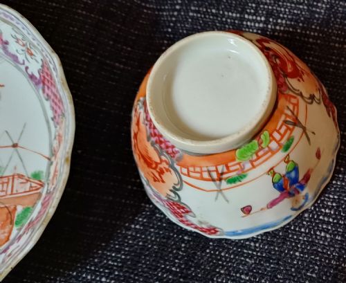 CHINESE 18TH CENTURY MANDARIN PALLET ACROBATICS OR CIRCUS DESIGN SAUCER AND TEA BOWL DATING CIRCA 1770 - ADDITIONAL PHOTO 3