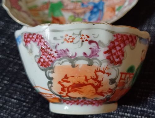 CHINESE 18TH CENTURY MANDARIN PALLET ACROBATICS OR CIRCUS DESIGN SAUCER AND TEA BOWL DATING CIRCA 1770 - ADDITIONAL PHOTO 4