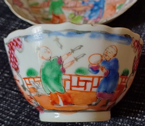 CHINESE 18TH CENTURY MANDARIN PALLET ACROBATICS OR CIRCUS DESIGN SAUCER AND TEA BOWL DATING CIRCA 1770 - ADDITIONAL PHOTO 5