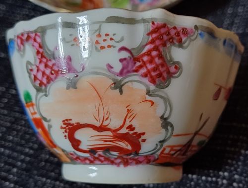 CHINESE 18TH CENTURY MANDARIN PALLET ACROBATICS OR CIRCUS DESIGN SAUCER AND TEA BOWL DATING CIRCA 1770 - ADDITIONAL PHOTO 6