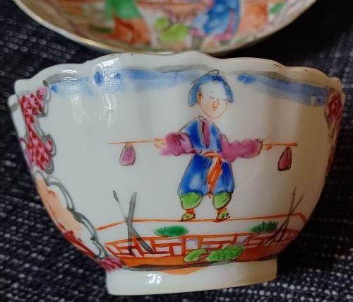 CHINESE 18TH CENTURY MANDARIN PALLET ACROBATICS OR CIRCUS DESIGN SAUCER AND TEA BOWL DATING CIRCA 1770 - ADDITIONAL PHOTO 7