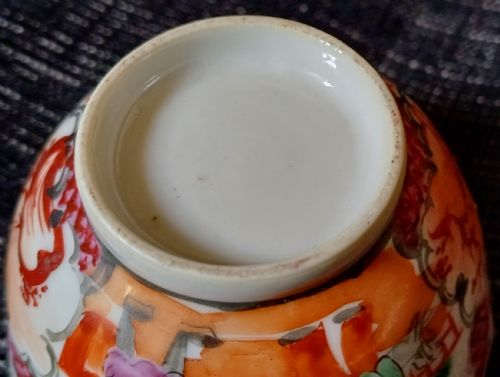 CHINESE 18TH CENTURY MANDARIN PALLET ACROBATICS OR CIRCUS DESIGN SAUCER AND TEA BOWL DATING CIRCA 1770 - ADDITIONAL PHOTO 8