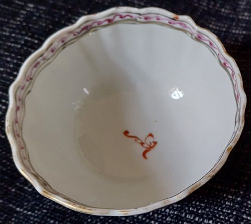 CHINESE 18TH CENTURY MANDARIN PALLET ACROBATICS OR CIRCUS DESIGN SAUCER AND TEA BOWL DATING CIRCA 1770 - ADDITIONAL PHOTO 9