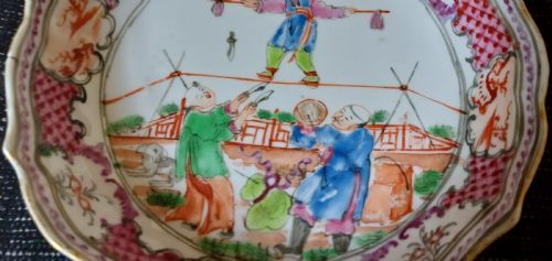 CHINESE 18TH CENTURY MANDARIN PALLET ACROBATICS OR CIRCUS DESIGN SAUCER AND TEA BOWL DATING CIRCA 1770 - ADDITIONAL PHOTO 10