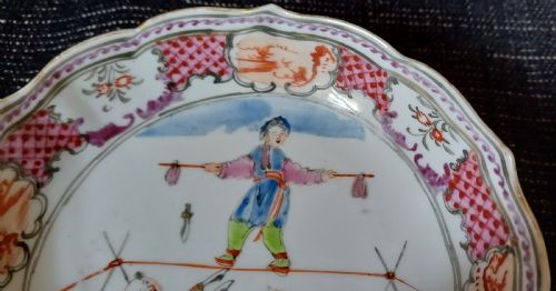 CHINESE 18TH CENTURY MANDARIN PALLET ACROBATICS OR CIRCUS DESIGN SAUCER AND TEA BOWL DATING CIRCA 1770 - ADDITIONAL PHOTO 12