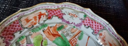 CHINESE 18TH CENTURY MANDARIN PALLET ACROBATICS OR CIRCUS DESIGN SAUCER AND TEA BOWL DATING CIRCA 1770 - ADDITIONAL PHOTO 14
