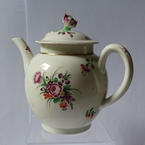 fig 1. An 18th-century Dr Wall period Worcester porcelain teapot featuring hand-painted floral sprays, a loop handle, and a floral knop lid.