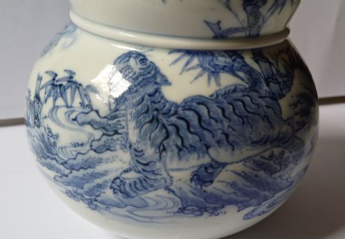 RESERVED TD PPJAPANESE HIRADO DOUBLE GOURD SHAPED DRAGON AND TIGER VASE DATING TO THE MEIJI PERIOD - ADDITIONAL PHOTO 2