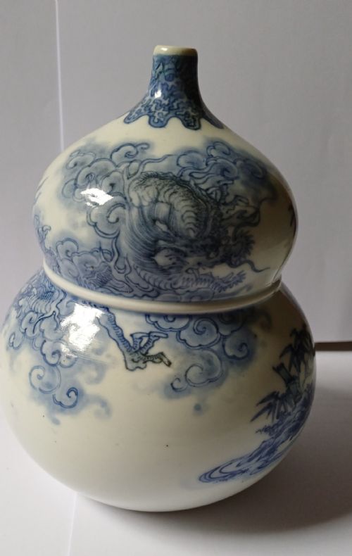 RESERVED TD PPJAPANESE HIRADO DOUBLE GOURD SHAPED DRAGON AND TIGER VASE DATING TO THE MEIJI PERIOD - ADDITIONAL PHOTO 4