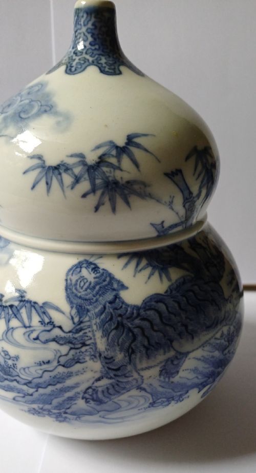 RESERVED TD PPJAPANESE HIRADO DOUBLE GOURD SHAPED DRAGON AND TIGER VASE DATING TO THE MEIJI PERIOD - ADDITIONAL PHOTO 8