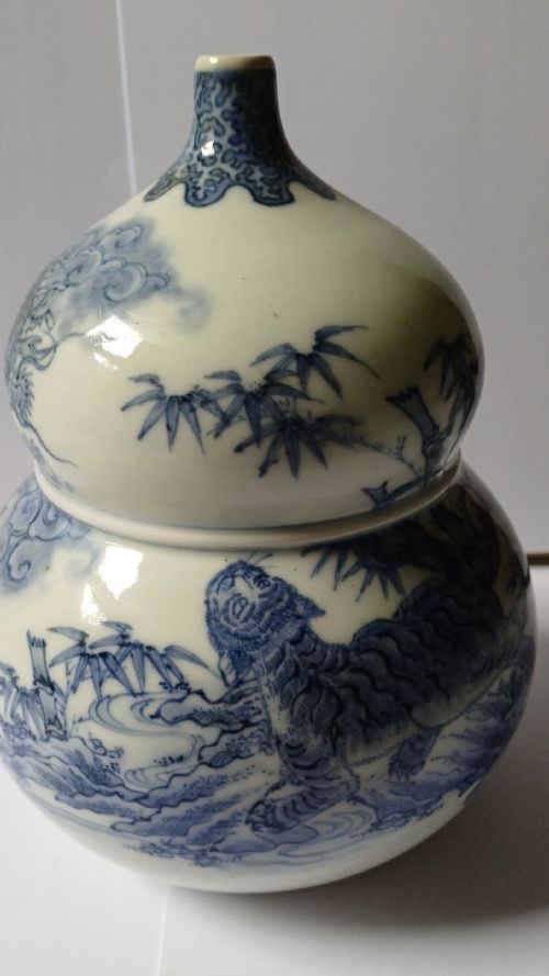 RESERVED TD PPJAPANESE HIRADO DOUBLE GOURD SHAPED DRAGON AND TIGER VASE DATING TO THE MEIJI PERIOD - ADDITIONAL PHOTO 3