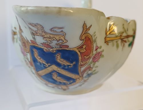 CHINESE 18TH CENTURY FAMILLE ROSE ARMORIAL SAUCE BOAT CIRCA 1755 - ADDITIONAL PHOTO 1