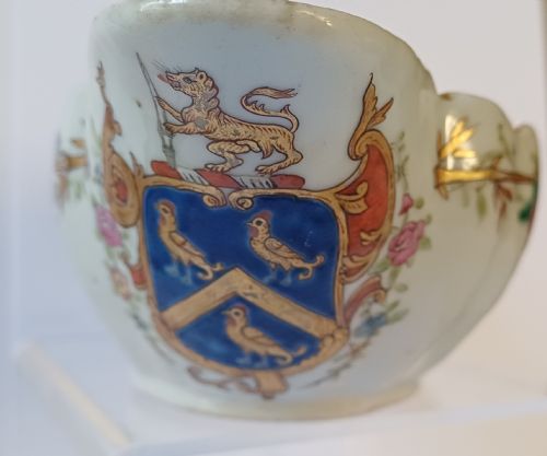 CHINESE 18TH CENTURY FAMILLE ROSE ARMORIAL SAUCE BOAT CIRCA 1755 - ADDITIONAL PHOTO 2