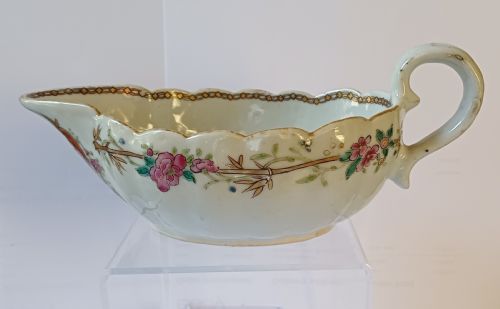 CHINESE 18TH CENTURY FAMILLE ROSE ARMORIAL SAUCE BOAT CIRCA 1755 - ADDITIONAL PHOTO 3