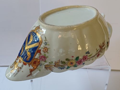 CHINESE 18TH CENTURY FAMILLE ROSE ARMORIAL SAUCE BOAT CIRCA 1755 - ADDITIONAL PHOTO 4