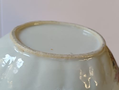 CHINESE 18TH CENTURY FAMILLE ROSE ARMORIAL SAUCE BOAT CIRCA 1755 - ADDITIONAL PHOTO 6