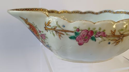CHINESE 18TH CENTURY FAMILLE ROSE ARMORIAL SAUCE BOAT CIRCA 1755 - ADDITIONAL PHOTO 9