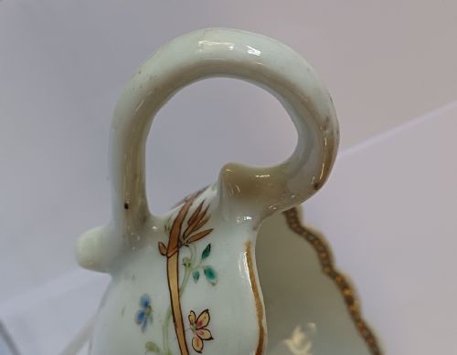CHINESE 18TH CENTURY FAMILLE ROSE ARMORIAL SAUCE BOAT CIRCA 1755 - ADDITIONAL PHOTO 10