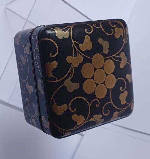 RESERVED VB JAPANESE LACQUER BOX AND COVER EDO PERIOD CIRCA 1830 - ADDITIONAL PHOTO 1