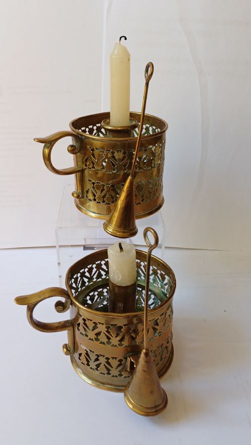 A PAIR OF 19THCENTURY ENGLISH ANTIQUE BRASS GALLERIED CANDLESTICKS - ADDITIONAL PHOTO 3
