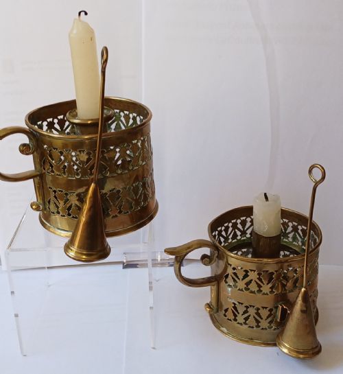A PAIR OF 19THCENTURY ENGLISH ANTIQUE BRASS GALLERIED CANDLESTICKS - ADDITIONAL PHOTO 4