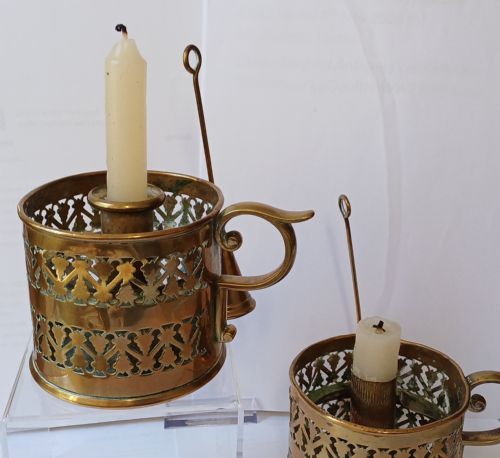 A PAIR OF 19THCENTURY ENGLISH ANTIQUE BRASS GALLERIED CANDLESTICKS - ADDITIONAL PHOTO 5