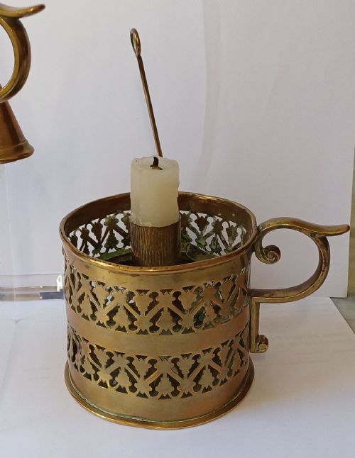 A PAIR OF 19THCENTURY ENGLISH ANTIQUE BRASS GALLERIED CANDLESTICKS - ADDITIONAL PHOTO 6