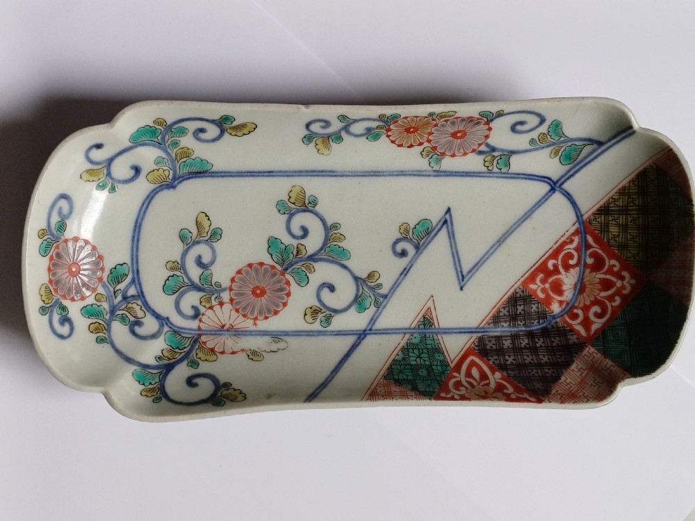 Japanese Arita rectangular dish, dating circa 1710 View III