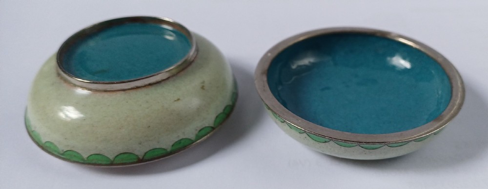 (Reserved IS) Japanese Cloisonné Ginbari Enamel small round box and lid, white metal mounts and white metal wire inlay, (probably silver), dating to the Meiji period. View VI