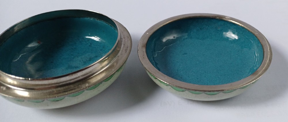 (Reserved IS) Japanese Cloisonné Ginbari Enamel small round box and lid, white metal mounts and white metal wire inlay, (probably silver), dating to the Meiji period. View X