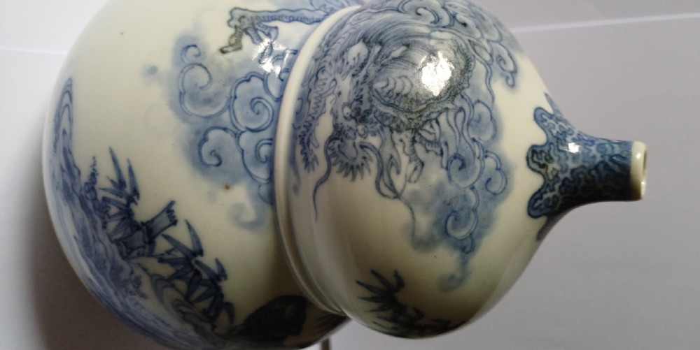 (Reserved TD PP)Japanese Hirado double gourd shaped Dragon and Tiger vase dating to the Meiji period View VII