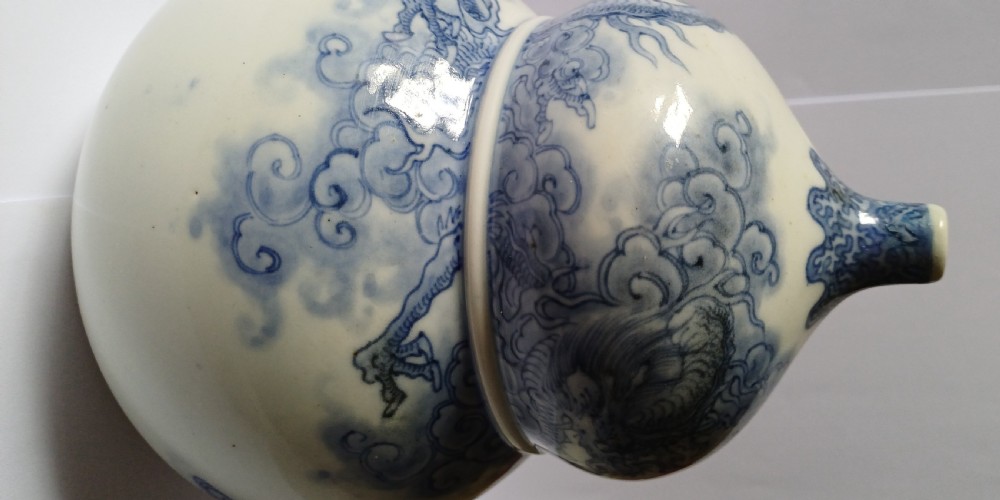 (Reserved TD PP)Japanese Hirado double gourd shaped Dragon and Tiger vase dating to the Meiji period View XVII