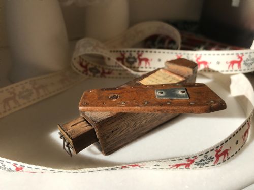 Antique Snuff Box - Puzzle with Motto