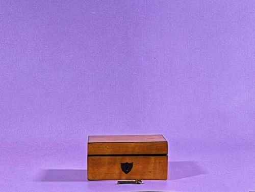 A SMALL ANTIQUE SEWING SATINWOOD NECESSAIRE WITH A FITTED INTERIOR - ADDITIONAL PHOTO 5