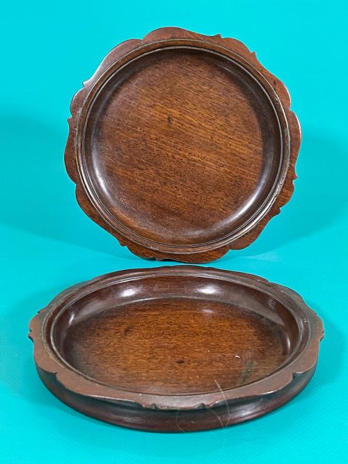 A PAIR OF GEORGIAN WINE COASTERS WITH BRASS STRINGING - ADDITIONAL PHOTO 2