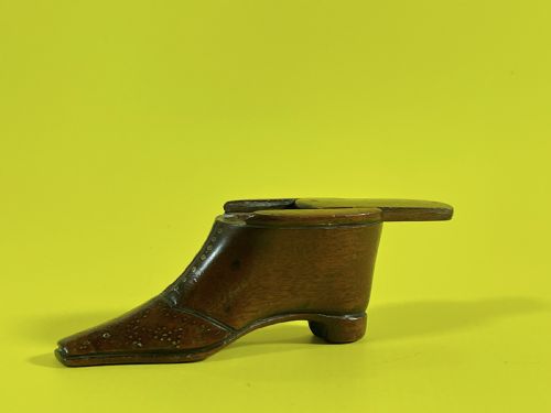 antique snuff shoe london to the lid - CATEGORY: ANTIQUE BOXES - DATED 19TH CENTURY